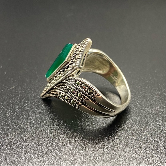 Sterling Silver Pointer Ring with Emerald Green Stone - Picture 7 of 16